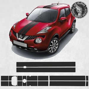 以下が含まれることがあります： 黒いレーシングストライプが付いた赤い日産ジューク。画像には、黒いビニールレーシングストライプデカールのセットと、「ZEN GRAPHICS VEHICLE GRAPHICS SPECIALIST」と書かれたロゴも表示されています。