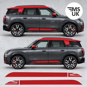 Op de afbeelding: Een donkergrijze SUV met een felrood dak, rode zijspiegelkappen en rode deurstickers onderaan met een Union Jack-afbeelding. Het voertuig heeft zwart-zilveren meerspaaks wielen met rode remklauwen. Twee extra rode zijstickers worden hieronder getoond.