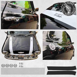 Könnte beinhalten: Ein schwarzer Mini Cooper mit weißen Rennstreifen und verschiedenen Aufklebern. Das Bild zeigt Nahaufnahmen des Äußeren des Autos, die Details wie Türgriffe, Seitenverkleidungen und die Motorhaube mit Streifen und Text zeigen.