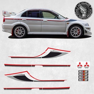 Może przedstawiać: Biały Mitsubishi Lancer Evolution z czerwonymi, czarnymi i szarymi paskami wyścigowymi. Samochód ma logo Mitsubishi Motors i logo Ralliart po bokach. Samochód znajduje się na białym tle.