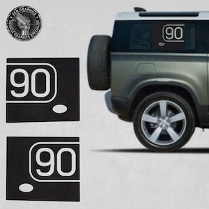 Könnte beinhalten: Zwei schwarze und weiße Vinyl-Aufkleber mit der Nummer 90 in einem weißen Kreis. Die Aufkleber befinden sich auf einem weißen Hintergrund. Die Aufkleber sind für ein Fahrzeug.
