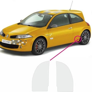 Könnte beinhalten: Ein gelber Renault Megane mit schwarzen Rennstreifen und dem Wort "MEGANE" auf dem vorderen Stoßfänger. Das Auto steht auf einer weißen Fläche. Das Bild ist so zugeschnitten, dass die Vorder- und die Seite des Autos zu sehen sind.