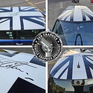 Può includere: Un rivestimento per il tetto dell'auto con il design della Union Jack in bianco e nero. Include una firma ed è applicato a un'auto blu. L'immagine è un composito di più viste dell'auto.