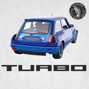 Puede incluir: Un coche azul Renault 5 Turbo con una calcomanía negra "TURBO" en la parte trasera. El coche tiene un alerón trasero negro y ruedas negras.