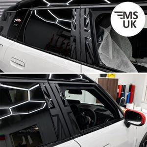 Op de afbeelding: Een wit voertuig met zwarte B-stijl covers met een glanzend Union Jack vlagpatroon. De buitenafwerking heeft een strakke uitstraling, waarbij de carrosserie wit is gelakt en het dak zwart is. Een cirkelvormig logo met de tekst MS UK is zichtbaar.