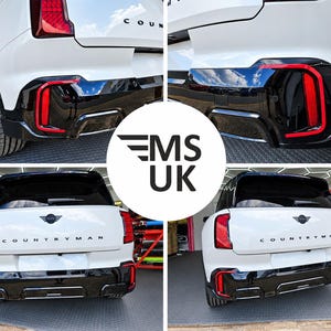 Può includere: Un veicolo Mini Countryman bianco mostrato da diverse angolazioni posteriori, con finiture nere, accenti verticali rossi sui fanali posteriori e la parola COUNTRYMAN in lettere nere sul bagagliaio. Un logo circolare MS UK è al centro.