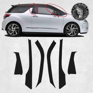 Op de afbeelding: Een witte hatchback auto met zwarte raamlijsten. De auto heeft zwarte wielen en een zwart dak. De afbeelding toont ook een logo met de tekst "ZEN GRAPHICS VEHICLE GRAPHICS SPECIALIST".