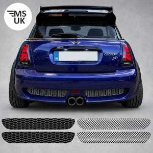 Może przedstawiać: Ciemnoniebieski hatchback Mini Cooper SD widziany od tyłu, wyposażony w spojler, tylne światła Union Jack i podwójny centralny wydech. Poniżej pojazdu znajdują się cztery prostokątne wkłady do grilla z czarno-srebrnym wzorem plastra miodu.