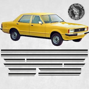 Op de afbeelding: Een gele vintage Ford sedan met zwarte banden en een zwart-witte streepsticker set. De afbeelding bevat een cirkelvormig logo met de tekst "ZEN GRAPHICS VEHICLE GRAPHICS SPECIALIST".