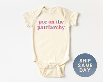 Pee On The Patriarchy Baby Strampelanzug®, Weibliche Empowerment-Kleidung, Neugeborenen-Gerechtigkeitsgeschenk, Internationale Frauentagsgeschenk, (CA-WOM57)