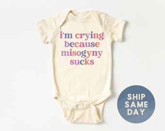 Ich weine weil Misogyny Sucks Strampelanzug®, Frauentagskleidung, Frauen Empowerment-Baby-Bodysuit, kleines feministisches Geschenk, (CA-WOM51)