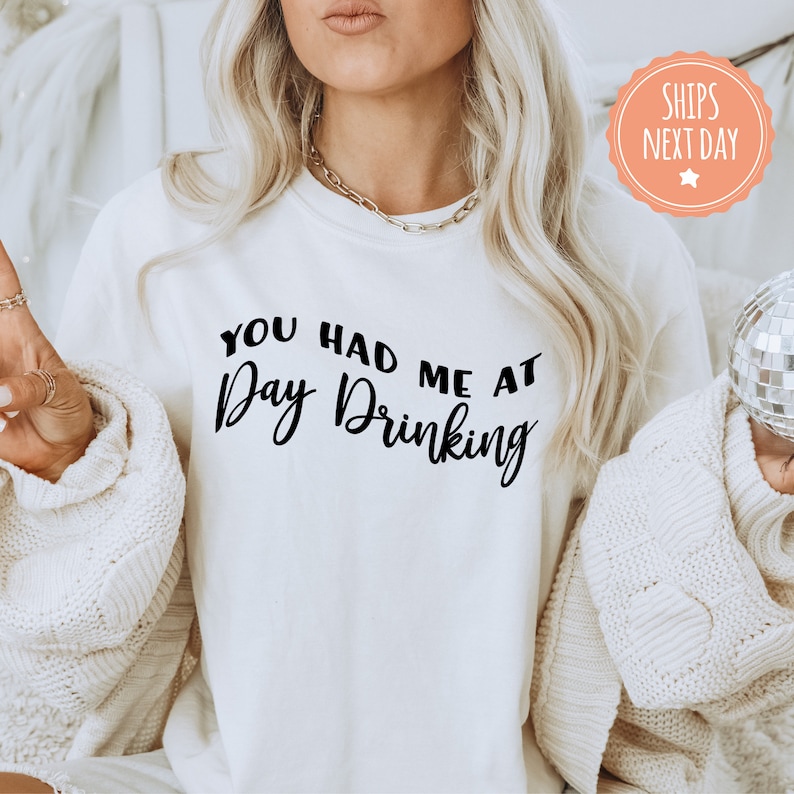 Sudadera con capucha "You Had Me at Day Drinking" - Sudadera con capucha para bebedores diurnos - Regalo para bebedores - Suéter para bebedores - Sudadera con capucha para fiestas imagen 4