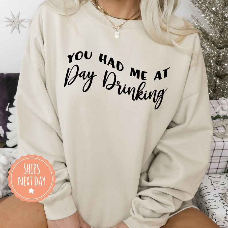 Sudadera con capucha "You Had Me at Day Drinking" - Sudadera con capucha para bebedores diurnos - Regalo para bebedores - Suéter para bebedores - Sudadera con capucha para fiestas imagen 1