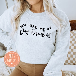 Sudadera con capucha "You Had Me at Day Drinking" - Sudadera con capucha para bebedores diurnos - Regalo para bebedores - Suéter para bebedores - Sudadera con capucha para fiestas imagen 2