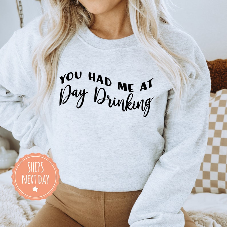 Sudadera con capucha "You Had Me at Day Drinking" - Sudadera con capucha para bebedores diurnos - Regalo para bebedores - Suéter para bebedores - Sudadera con capucha para fiestas imagen 2