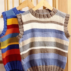 Peut inclure: Deux gilets en tricot rayés suspendus à des cintres en bois. Un gilet est bleu, rouge, jaune et vert. L'autre gilet est marron, blanc et bleu.