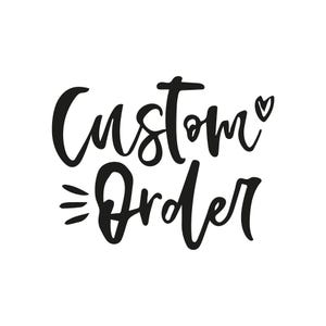 Può includere: Testo scritto a mano in bianco e nero che dice "Custom Order" con un piccolo simbolo di cuore accanto alla parola "Custom".