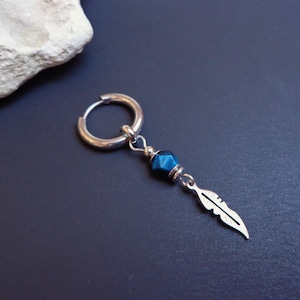 Zierlicher Feder MONO Ohrring, Herren Ohrring, Kleiner Charm Ohrring, Blauer Tigerauge Ohrring, Herren Winkel Ohrring, Unisex Ohrring, Silber Ohrring