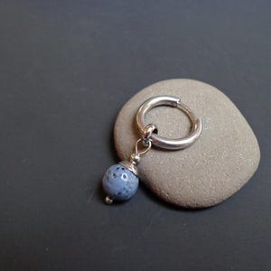 Blau graue echte Koralle Ohrring, MONO Ohrring, 8 mm Edelstein Ohrring, Herren Ohrring, Unisex Ohrringe, Hoop Charme Ohrring, Silber Hoop Ohrring
