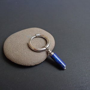 ÉÉN oorbel, bedeloorbel, herenoorbel, edelsteenoorbel voor mannen, lapis lazuli-oorbel, blauwe steenoorbel, uniseks oorbel