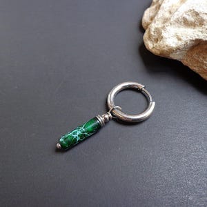 Pendiente de jaspe verde oscuro, Pendiente ONE para hombre, Pendiente de jaspe con sedimentos marinos, Pendiente de aro colgante, Pendiente de piedra preciosa, Pendiente de piedra verde