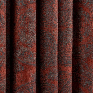 以下が含まれることがあります： 赤とグレーのパターンが施された、質感のある生地のクローズアップ。