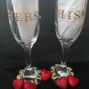 Customized flute champagne glass set hers/his. Decorated in black and gold. Perfect for couples.