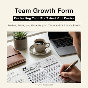 Könnte beinhalten: Schreibtischszene mit Laptop, Kaffeetasse und Papierkram. Der Text "Team Growth Form" und "Evaluating Your Staff Just Got Easier" ist sichtbar. Eine Person schreibt auf einem Formular mit der Aufschrift "Individual Team Audit".
