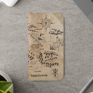 Karte von Mittelerde Vegan Flip Hülle für iPhone und Samsung Galaxy - Vintage Style LOTR Handyhülle - Geschenke für LotR Fans - Nerdige Geschenke
