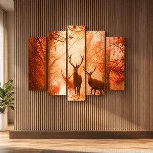 Könnte beinhalten: Ein fünfteiliges Wandbild-Set, das eine Waldszene im Herbst mit mehreren Hirschen zeigt. Das Bild besticht durch leuchtend orangefarbenes und rotes Laub, hohe Bäume und ein weiches, dunstiges Licht. Die Paneele sind in versetzter Höhe angeordnet.