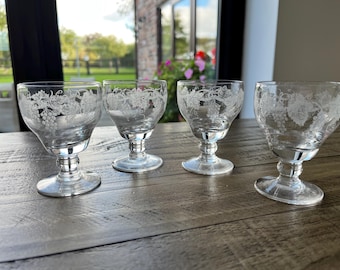 Copas de licor de uva grabadas estilo vintage, juego de 4 copas pequeñas con tallo, cristalería con motivos de vid.