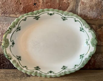 Fuente ovalada vintage de Beverley Ware con borde de volutas verdes.