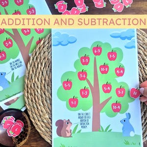 Pode incluir: Um jogo educativo imprimível para crianças com uma macieira com maçãs vermelhas. Cada maçã tem um problema de matemática escrito nela. O jogo é projetado para ajudar as crianças a aprender adição e subtração.