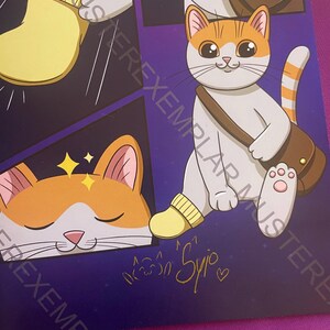 K&ouml;nnte beinhalten: Cartoon-Illustration einer wei&szlig;-orangenen Katze mit brauner Umh&auml;ngetasche. Die Katze tr&auml;gt eine gelbe Socke und hat einen gestreiften Schwanz. Das Bild hat einen lila Hintergrund mit der Signatur des K&uuml;nstlers.