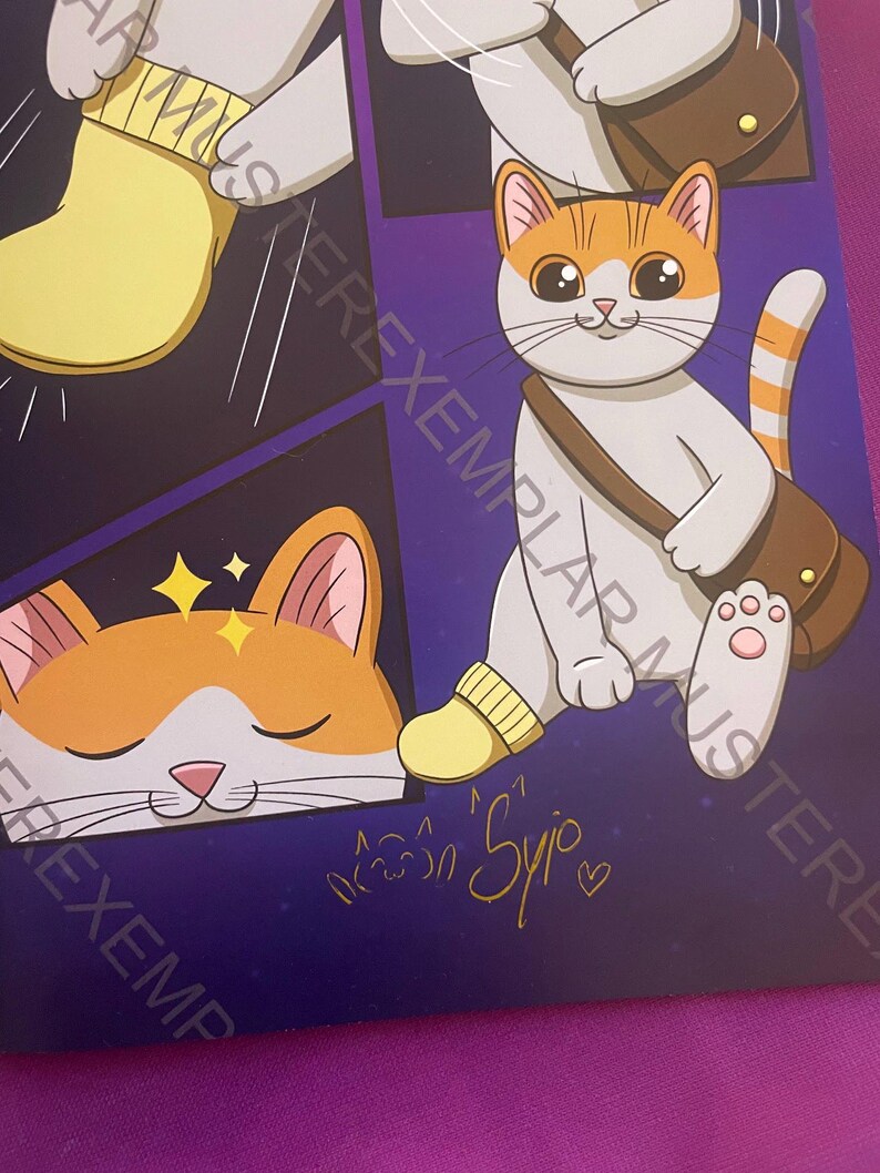 K&ouml;nnte beinhalten: Cartoon-Illustration einer wei&szlig;-orangenen Katze mit brauner Umh&auml;ngetasche. Die Katze tr&auml;gt eine gelbe Socke und hat einen gestreiften Schwanz. Das Bild hat einen lila Hintergrund mit der Signatur des K&uuml;nstlers.