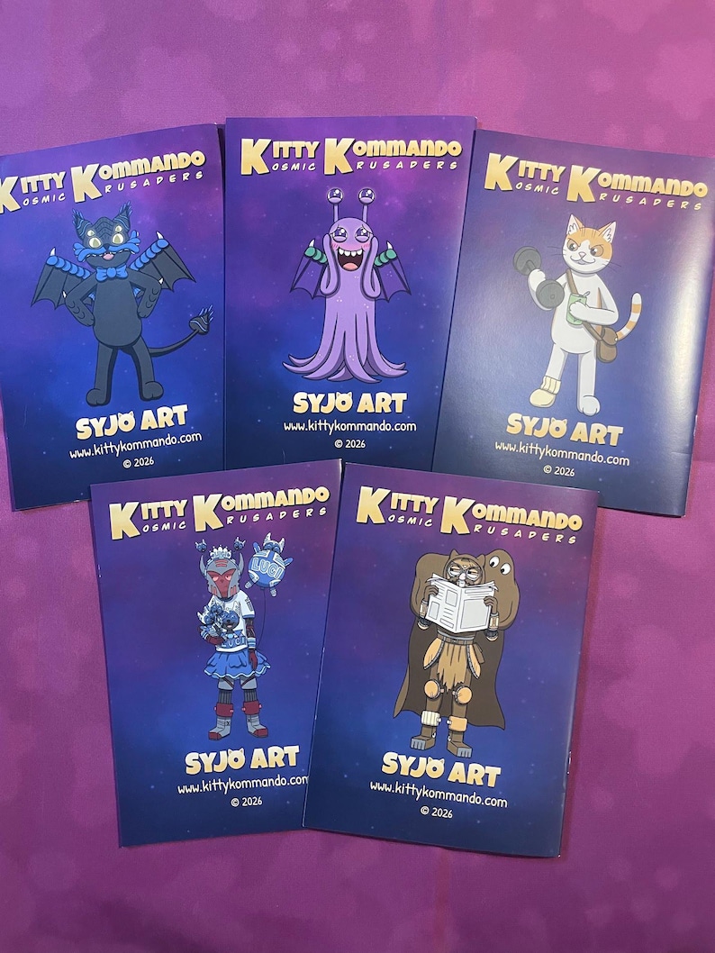 K&ouml;nnte beinhalten: F&uuml;nf Comic-Hefte mit dem Titel "Kitty Kommando" mit Cartoon-Charakteren auf den Covern. Die Cover sind lila mit gelbem und wei&szlig;em Text. Der Name des K&uuml;nstlers und die Website sind unten auf jedem Comic abgedruckt.
