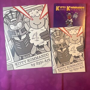 K&ouml;nnte beinhalten: Eine Sammlung von "Kitty Kommando" Kunstdrucken und einem Comic-Heft. Die Kunstwerke zeigen einen Roboter und ein Schaf mit Laserstrahlen. Der Text "Kitty Kommando" und "by Syjo Art" ist auf den Drucken zu sehen. Das Comic-Heft ist lila mit dem Text "Kitty Kommando Cosmic Crusaders".
