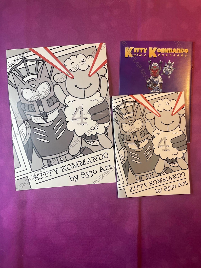 K&ouml;nnte beinhalten: Eine Sammlung von "Kitty Kommando" Kunstdrucken und einem Comic-Heft. Die Kunstwerke zeigen einen Roboter und ein Schaf mit Laserstrahlen. Der Text "Kitty Kommando" und "by Syjo Art" ist auf den Drucken zu sehen. Das Comic-Heft ist lila mit dem Text "Kitty Kommando Cosmic Crusaders".