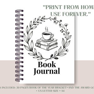 Op de afbeelding: Een spiraalgebonden boekjournaal met een witte kaft en een zwarte inktillustratie van een koffiekopje op twee gestapelde boeken, omringd door een bloemenkrans. De tekst luidt: PRINT FROM HOME, USE FOREVER. Book Journal.