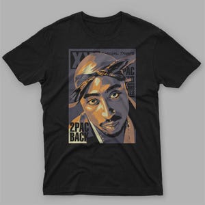 Peut inclure: T-shirt noir avec un portrait de 2Pac portant un bandana, dans des tons de marron, or et bleu. Le texte "2PAC BACK" est affiché en dessous du portrait, avec du texte supplémentaire au-dessus. Un design hommage spécial.