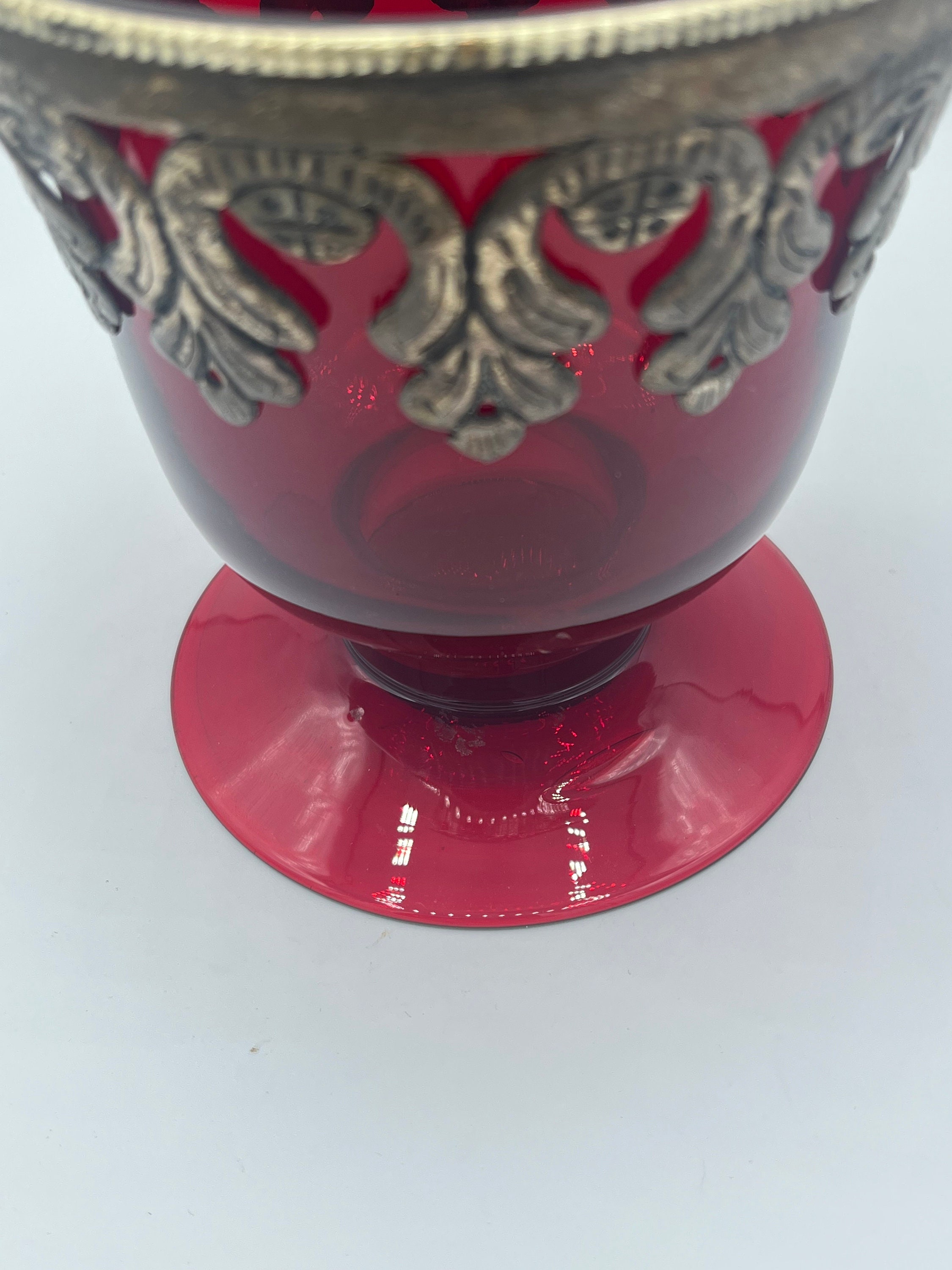 A-Fenton Vase w/Red Ruffled Edge(YVO) (403) A-Fenton Vase w/Red Ruffled Edge(YVO) (403)