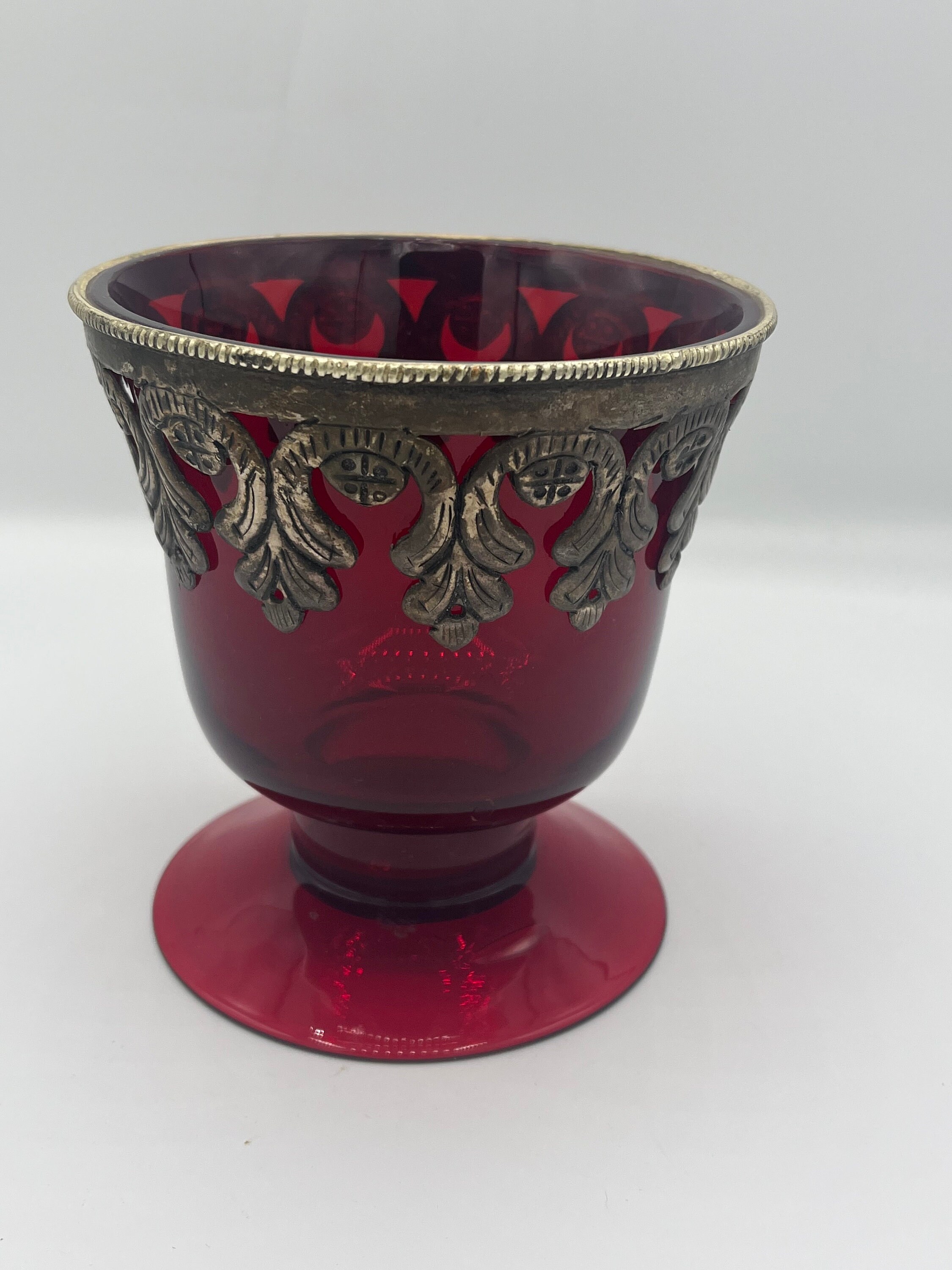 A-Fenton Vase w/Red Ruffled Edge(YVO) (403) A-Fenton Vase w/Red Ruffled Edge(YVO) (403)