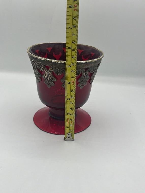 A-Fenton Vase w/Red Ruffled Edge(YVO) (403) A-Fenton Vase w/Red Ruffled Edge(YVO) (403)