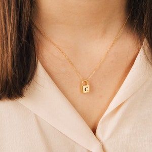 Colar de cadeado inicial de ouro 14K da Pashi Minimalist, colar de cadeado personalizado, joias personalizadas gravadas à mão, presente para a mãe