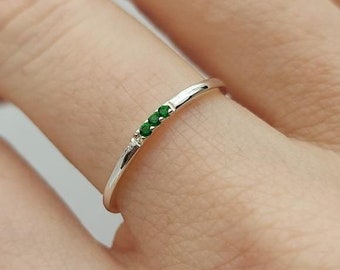 Zierlicher Geburtsstein Ring, personalisierter Ring, zierlicher Ring, täglicher Ring, Geschenk für Mutter, Brautjungfer Geschenk, Mutterringe