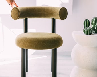 Moderner ovaler Metallstuhl mit Armlehnen, Sessel mit Bouclé und Plüschbezugsstoff, Innenausstattung, Esszimmer- und Küchenstuhl