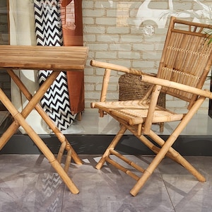 Conjunto de mesa y sillas plegables de bambú hechas a mano: muebles rústicos para patio