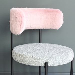 Moderna sedia ovale in metallo con braccioli rosa. Rivestimento in tessuto bouclé e peluche. Arredamento per la casa. Design d&#39;interni. Sedia da pranzo e da cucina.