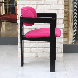 Silla de madera maciza artesanal: un asiento rústico y elegante para la decoración del hogar, la oficina o el comedor. Muebles artesanales únicos, diseño de interiores.