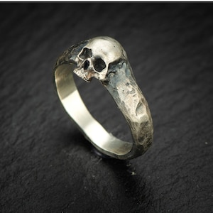 Aptus Pequeño anillo de plata de calavera calavera de plata de ley elegante anillo de calavera imagen 1